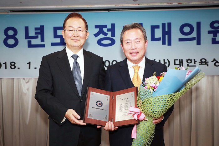 이현준 예천군수(오른쪽)가  배호원 대한 육상연맹 회장으로 부터  특별공로상을 받고 기념촬영을 하고 있다.(예천군 제공)