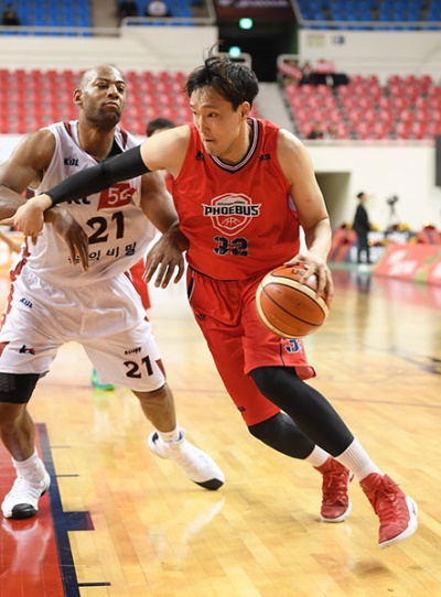 최근 경기력이 살아나고 있는 이종현. [사진=KBL]