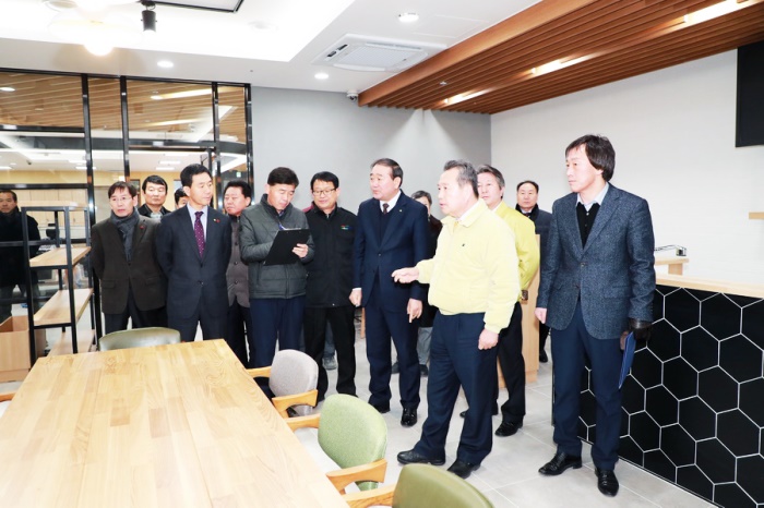 7일 신청사 입주를 앞두고 이현준 예천군수가 신청사 현장을 둘러보며  층별 공간배치등을 확인하고 있다.(예천군 제공)