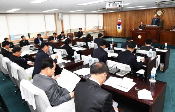 영주시의회가  5일부터 9일간 제 222회 새해 첫 임시회에 돌입했다.사진은 5일 임시회 개회 장면(영주시 의회제공)