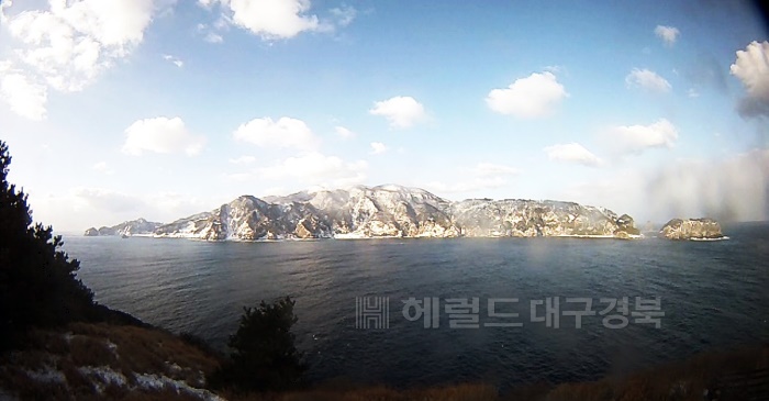 멀리 보이는 눈 덮힌 울릉도가 고즈넉하게만 보인다. 설 명절을 앞두고 포항-울릉간 여객선이 나흘째 통제됐다.
사진은 죽도에서 바라본 울릉도 본섬(울릉군 홈페이지  울릉도.독도 실시간 방송 동영상 화면 캡쳐)