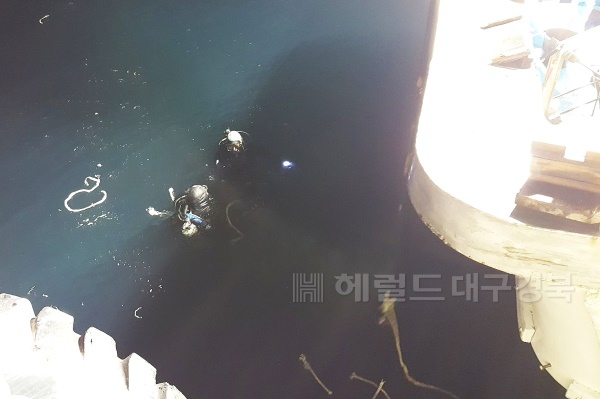 추진기에 감진 줄을 제거하기 위해 울릉특수 수난 인명구조대가 바닷속에서 작업을 진행하고 있다.(사진=독자제공)