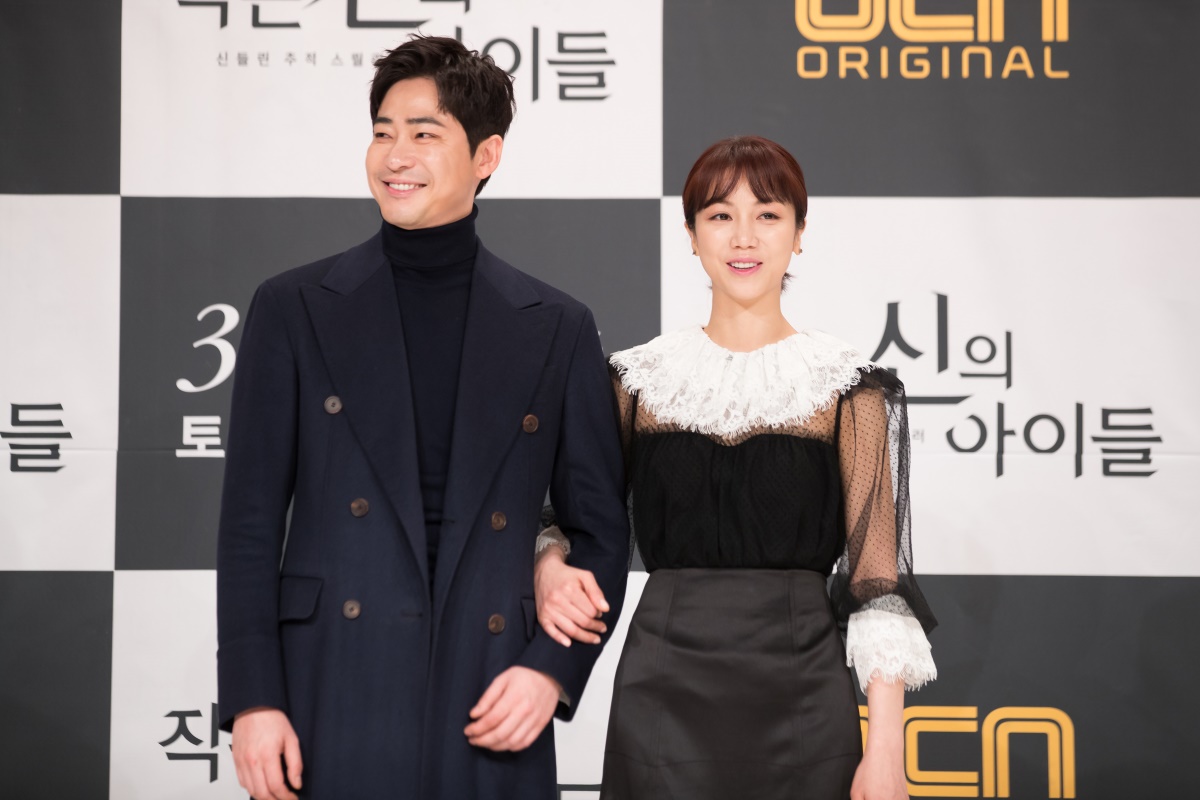 Kang Ji-hwan (left) and Kim Ok-bin pose for photos at a media briefing for “Children of a Lesser God” in Times Square Mall, Yeongdeungpo-gu, Seoul, Wednesday. (OCN)