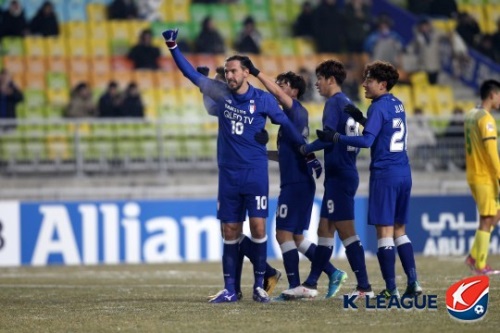 수원의 푸른 유니폼을 입고 K리그1 득점왕 등극을 노리는 데얀. [사진=한국프로축구연맹]
