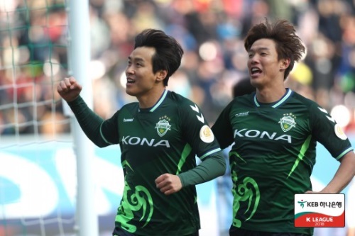 전북의 이동국(좌측)이 2018년 K리그1 개막 첫 골의 주인공이 됐다. [사진=한국프로축구연맹 제공]
