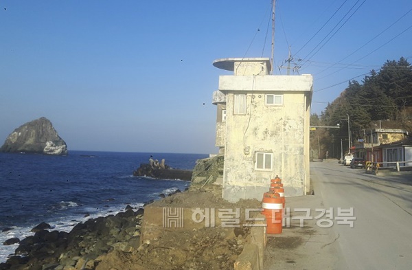 울릉도에서 가장 아름다운  해상비경을 자랑하는 북면 현포(평리마을) 일주도로변에 용도폐기된 흉물스런 해안초소가 관광지 이미지를 흐리게 하고 있어 철거가 마땅하다는 여론이 제기되고 있다.(독자제공)