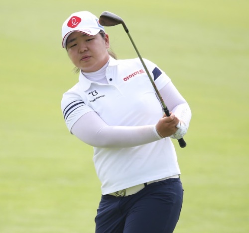 하민송이 7번홀에서 칩샷 후에 공을 바라보고 있다. [사진=KLPGA]