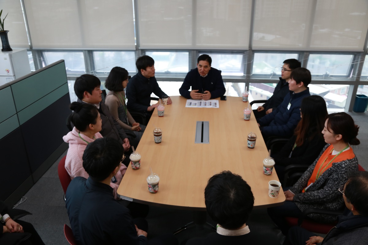 지난 9일 한병홍  LH 대경본부장이 커피를 배달한 후 임대공급운영부 직원들과 격의 없는 대화를 나누고 있다.(사진제공=LH 대구경북본부)
