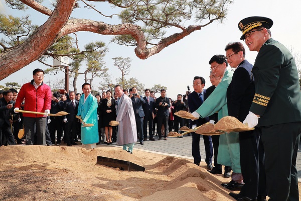[헤럴드 대구경북=김성권 기자]경북 예천군 신청사 개청식에서 기념식수를 히고 있다.(예천군 제공)
