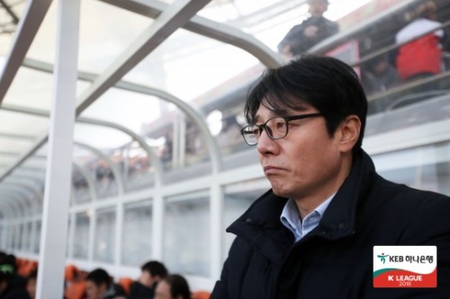 FC서울 팬들의 거센 비난에 직면해 있는 황선홍 감독. [사진=한국프로축구연맹]