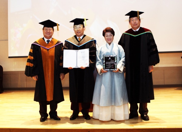김관용 경북지사(왼쪽 두번째)가 안동대에서 몀예박사 학위를 받고 기념촬영을 하고 있다.(안동대 제공)