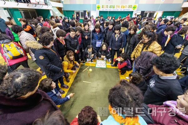 마을대표로 나온 부녀회가 채윷을 던지며 심각한 표정을 짓고 있다.(새마을회 제공)
