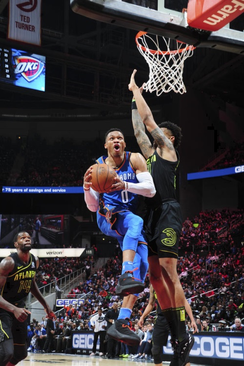 지난 시즌 리그 MVP를 수상한 러셀 웨스트브룩. [사진=NBA.com]