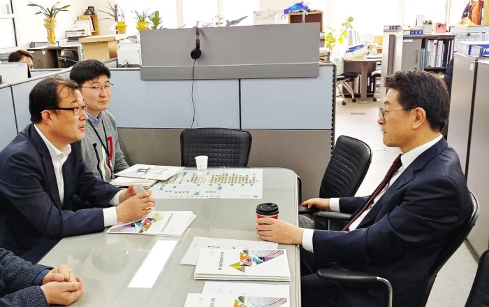 장욱현 영주시장(오른쪽)이  산업통상자원부와 국토교통부를 잇따라 방문해  문재인 정부 공약사업인 영주 첨단베어링산업 클러스터 조성사업과 중부권 동서횡단 철도건설의  원활한 사업추진될수 있도록  적극적인 지원을 건의했다.(영주시 제공)