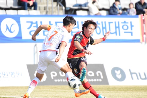 ‘악마의 재능’에서 ‘신의 왼발’이 되고자 하는 쿠니모토(오른쪽). [사진=경남FC]