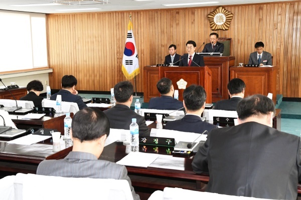 영주시의회 는 임시회에서  집행부가 요구한 추경예예산안을  본예산보다 400억 원 증가한 6900억원, 일반회계는 377억 원 증가한 6143억 원, 특별회계는 23억 원 증가한 757억 원으로  각각 의결했다.사진은 장욱현 영주 시장이 223회 시의회 임시회에서 인사말을 하고 있다.(영주시 제공)