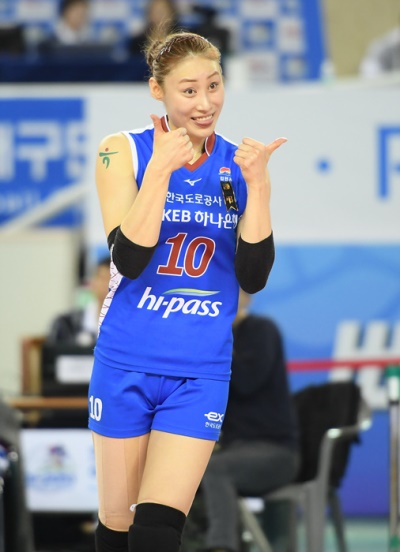 지난 25일 2차전에서 IBK기업은행 메디의 공격을 봉쇄한 후 기뻐하고 있는 한국도로공사의 배유나. [사진=KOVO]
