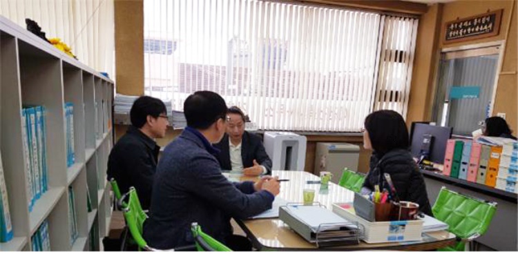 의성군은 지난 23일부터  고용노동부 안동지청, 의성세무서와  공동으로 일자리 안정자금지원 합동 현장 접수단을 운영하고 있다.(의성군 제공)