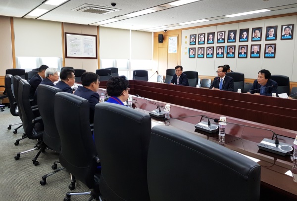 울릉군 의회가 강준석  해양수산부 차관을 면담하고 지역현안 해결을 위해 건의하고 있다.(울릉군 의회 제공)