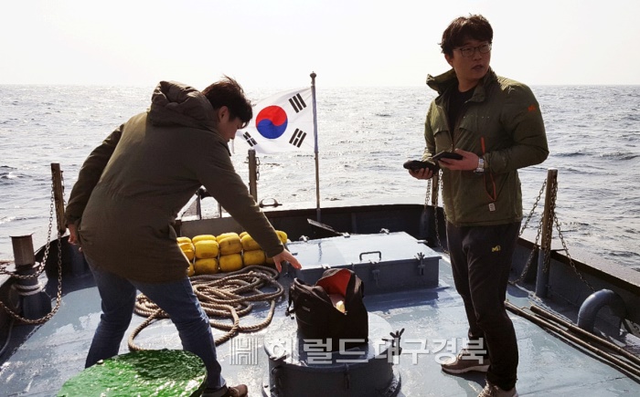 대구기상지청이 울릉도 서쪽해상에 해양기상부이를 추가로 설치하기 위해 주변 해역에  해양환경 현장조를 벌이고 있다.(울릉군 어업지도선 제공)