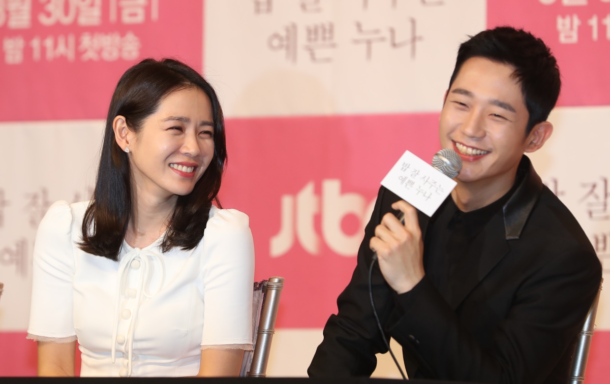 Son Ye-jin (left) and Jung Hae-in speak during a media briefing held Wednesday at Times Square mall in Yeongdeungpo-gu, Seoul. (Yonhap)