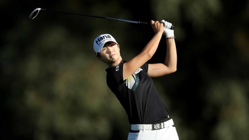 박성현이 2라운드 도중 17번 홀에서 티샷을 날리고 있다. [사진=LPGA]