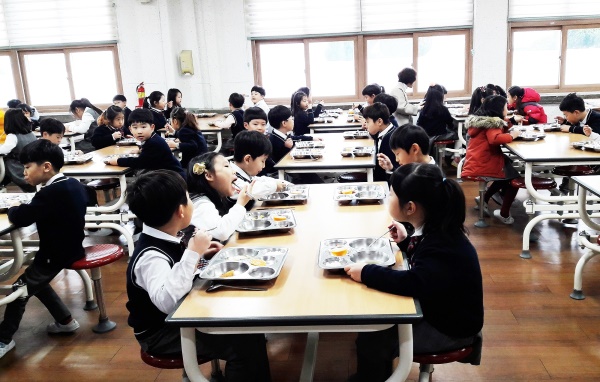 안동시는 올해부터 초등학교 무상급식을  전 학년을  확대하며 유치원생 무상급식을 경북도에서 처음으로 시행한다.
