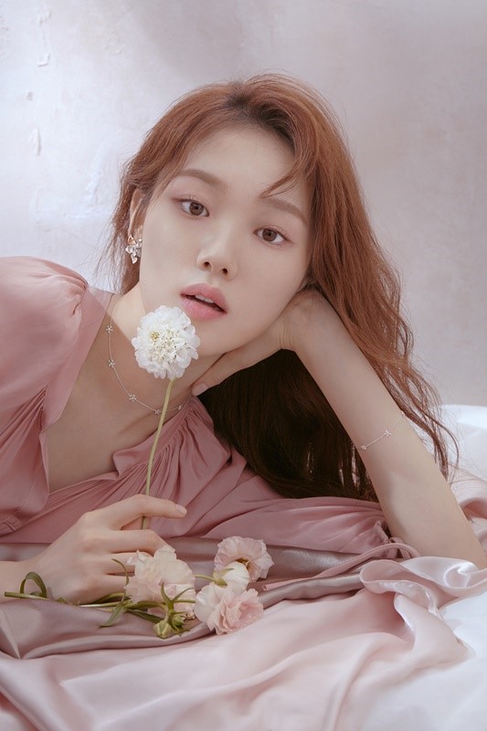 Lee Sung-kyung's 'jeweled' look - K-POP HERALD