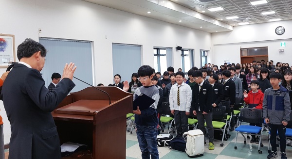 영주교육지원청은 지난 6일 영재교육원 개강식을  열었다.사진은 영재학생 대표가 입학 선서를 하고 있다.(영주교육청 제공)