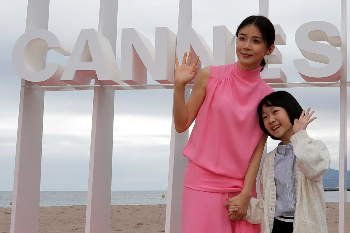 Cast members of tvN’s “Mother,” Lee Bo-young and Heo Yool, pose during a photo-call Monday at the Cannes International Series Festival 2018. (Reuters-Yonhap)