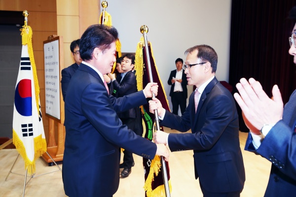 여영현 경북농협 본부장(오른쪽)이 김병원 증앙회장으로부터 최우수 사무소 깃발을 수여받고 있다.(경북농협 제공)