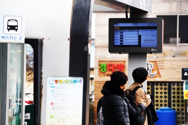 영주시가 시내버스 이용객들의 편의를 제공하기 위해  위치정보 등을 알려주는 버스정보시스템(BIS)과 LED 행선지 표지판을 도입했다. 사진은  시내버스 LED 안내판(영주시 제공)