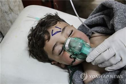 지난해 4월 시리아 이들리브주 칸세이칸 지역에서 화학무기로 의심되는 공습으로 인해 한 어린이가 가설병원으로 이송됐다. 내용은 사진과 무관. (사진=연합뉴스)