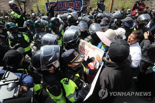 경찰과 충돌한 성주 주민들(사진=연합뉴스 제공)
