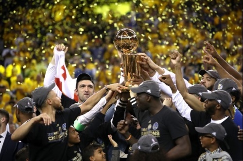 골든스테이트는 16-17시즌 압도적인 전력으로 NBA 챔피언에 등극했다. [사진=NBA.com]