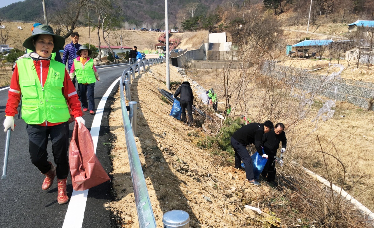 상주시가 클린 도민체전 손님맞이를 위해 읍.면별 환경정비 작업에 연일 구슬땀을 흘리고 있다.(상주시 제공)