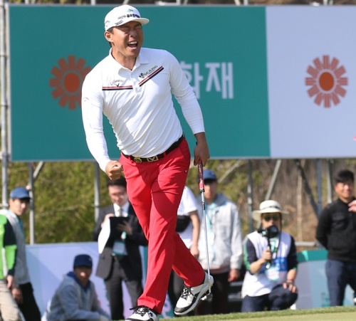 지난해 우승자 맹동섭이 우승후 포효하고 있다. [사진=KPGA]