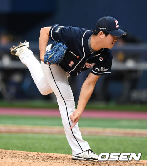 함덕주는 18일 잠실야구장에서 열린 한화와 홈경기에서 8회와 9회 실점없이 틀어막으며 1점 차 리드를 지켰다. [사진=OSEN]