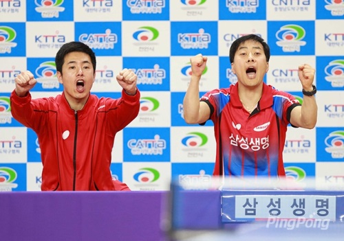 삼셩생명 여자팀의 유남규 감독(오른쪽)과 주세혁 코치가 21일 단체 결승 도중 동시에 주먹을 불끈 쥐며 기뻐하고 있다. [사진=월간탁구/더핑퐁]