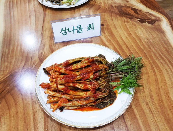 울릉군과 경산일반산업단지관리공단의  MOU 체결에 앞서  환영리셉션 자리에서 슬로푸드울릉지부가 새로 개발한  삼나물 회를 선보였다.(사진=김성권 기자)