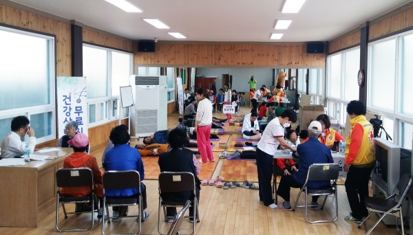 영주시 순흥면과 삼성SDI울산 사업장이 12째 인연을 맺고 있다. 사진은  삼성SDI울산 사업장이 지난  18일부터 4일동안 순흥면 주민들을 대상으로 한방의료진료를 하고 있다.(영주시 제공)