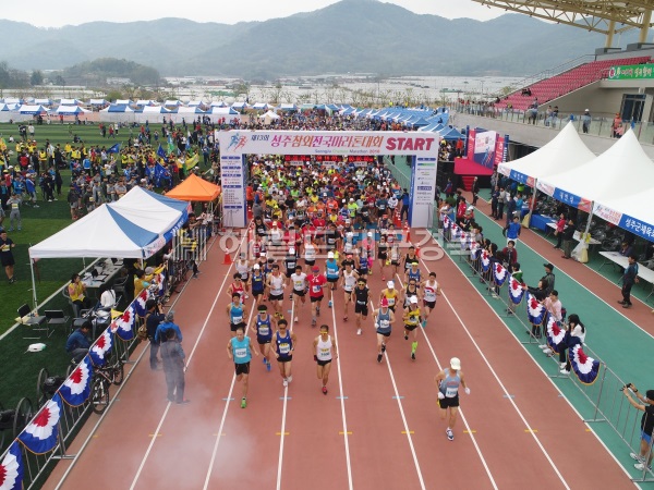 제13회 성주참외 전국마라톤 대회가 지난 22일 성주별고을운동장에서 개최된 가운데 모두 8000여명이 참석해 성황을 이뤘다. (성주군 제공)