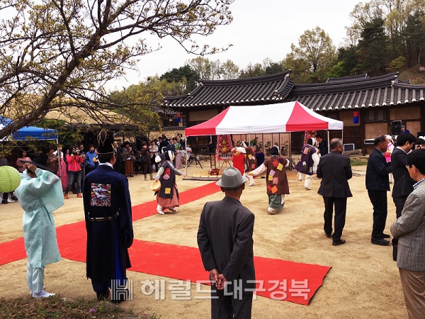 신부 입장을 위해 농악에 맞춰 탈춤을 추고 있다.(사진=김성권 기자)