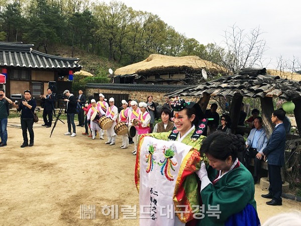 독일에서  온 카리나 슈마허 신부가  전통 혼례식에서 환하게 웃고있다.(사진=김성권 기자)