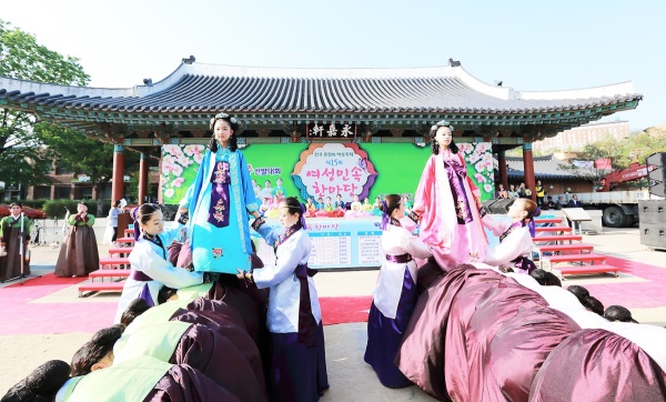 안동여성민속한마당’ 행사가 오는 28일 낮 12시30분부터 웅부공원과 문화공원에서 펼쳐진다.사진은 지난해 열린행사에서 놋다리밟기 시연 (안동시 제공)