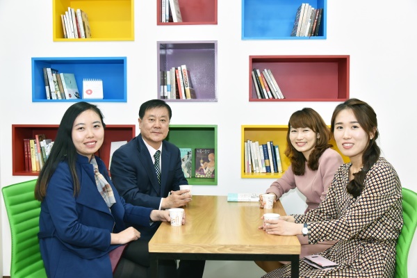 봉화군은 국제자매결연도시인 중국 섬서성(陝西省) 동천시(銅川市)와 양국의 우호교류 일환으로 공무원 상호 파견 연수를 실시한다. 좌측부터 니우치엔루, 이규일 부군수,김혜진.김예진 주무관(봉화군 제공)