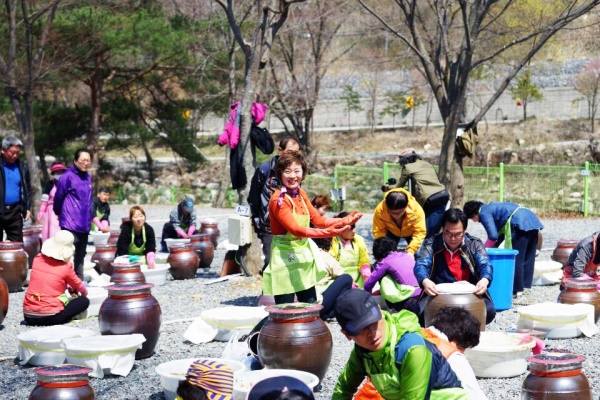 영주시 부석면 남대리 주막거리 마을에서 오는  28일 부석태 전통된장 축제가 열린다.사진은 전통 된장 담그는 모습(영주시 제공)