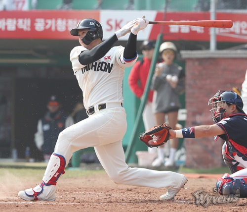 새롭게 SK 홈런 군단에 주축멤버로 가담한 김동엽. [사진=SK 와이번스 홈페이지]
