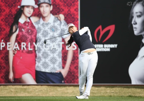 첫 날 단독선두로 나선 김지영이 18번 홀에서 티샷을 날리고 있다. [사진=KLPGA]