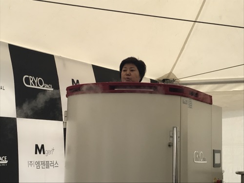40년 전 레이크우드CC(구 로얄CC)에서 한국의 첫 여자 프로골퍼가 된 강춘자 KLPGA 부회장이 제40회 KLPGA  챔피언십에서 크라이오 테라피 체험을 하고 있다. [사진=박건태 기자]